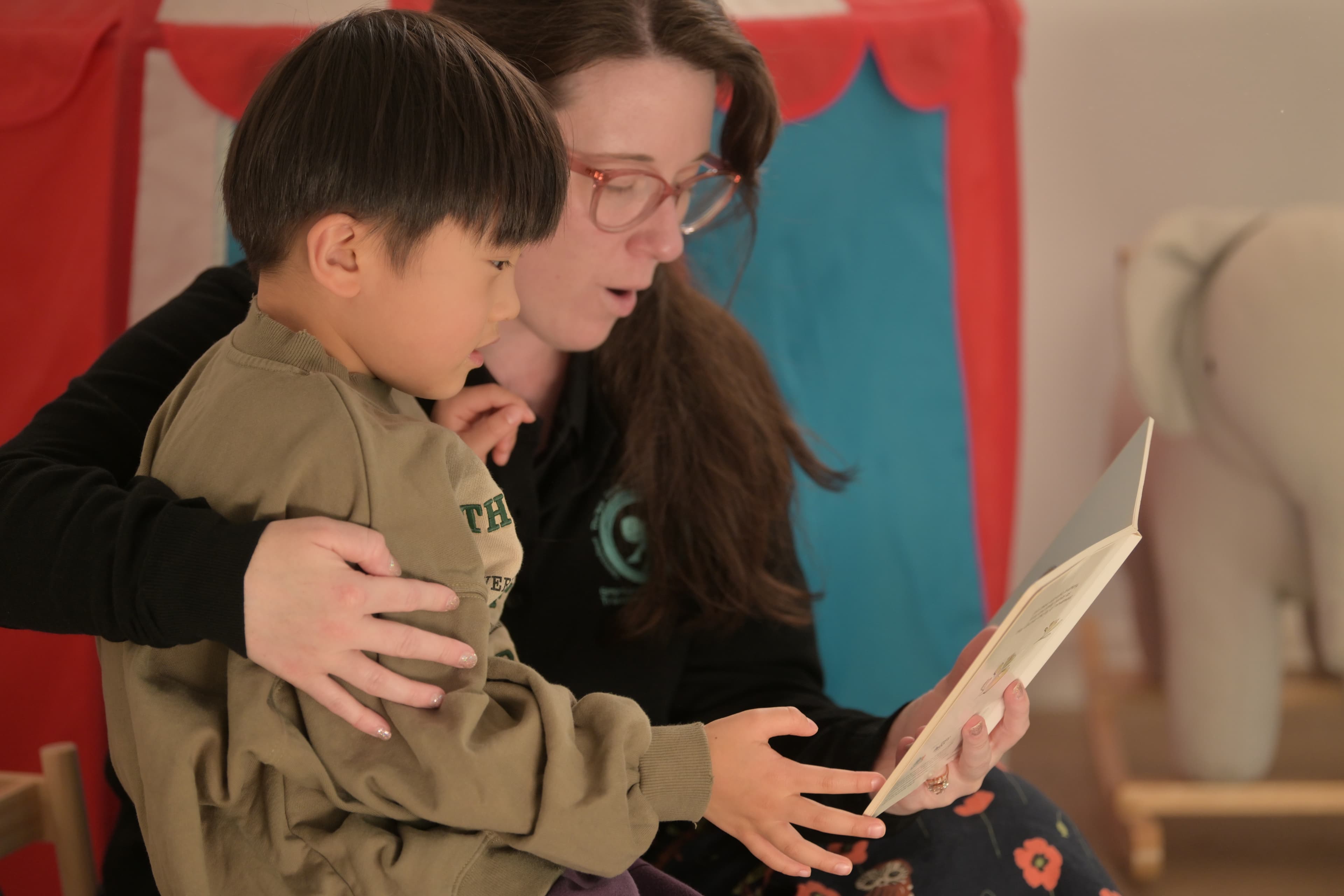 Queensland Therapy Centre therapist with child